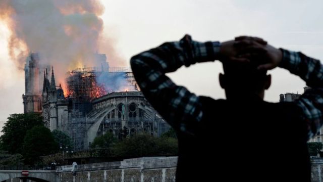 Notre Dame quemándose